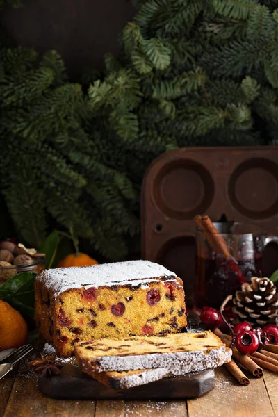Wiśniowe i czekoladowe ciasto owocowe na Boże Narodzenie — Zdjęcie stockowe