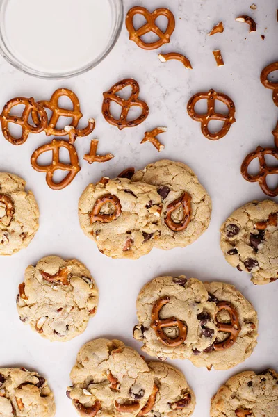 Galletas de chocolate con pretzels — Foto de Stock