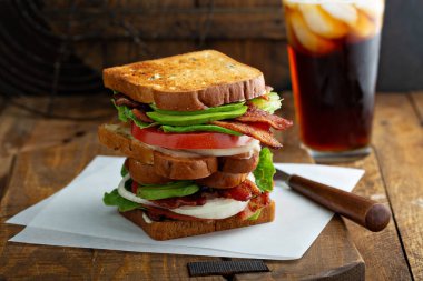 Ahşap yüzeyde Avokado Blt sandviçleri
