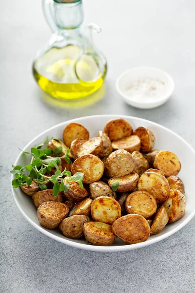 Pommes de terre pour bébés rôties ou frites à l'air — Photo