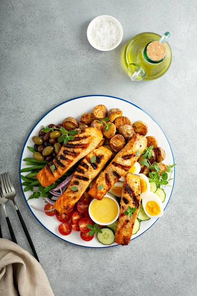 Grilled salmon Nicoise salad — Stock Photo, Image