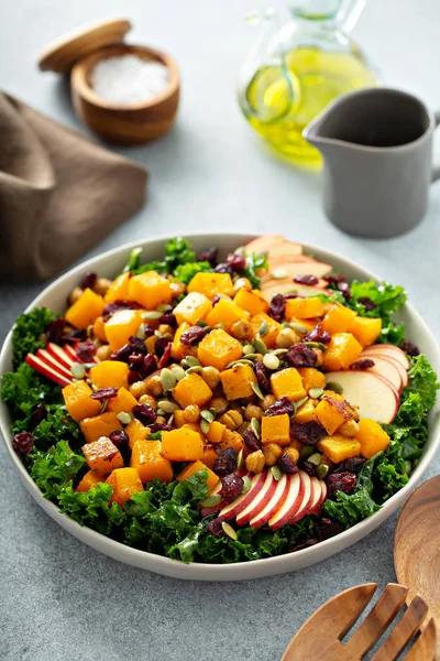 Winter or fall salad with kale and butternut squash — Stock Photo, Image