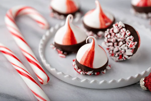 Peppermint meringue kisses dipped in dark chocolate — Stock Photo, Image