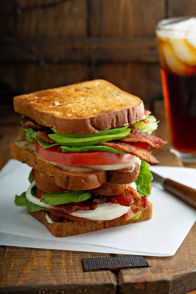 Avocado Blt szendvicsek fa felületen — Stock Fotó