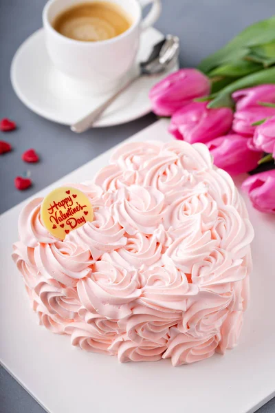 Tarta de San Valentín con rosas crema —  Fotos de Stock