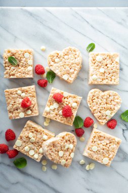 Pirinç gevrekleri ahududu ile servis edilir.