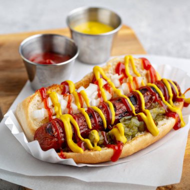 Klasik Amerikan sığır eti sosislisi.