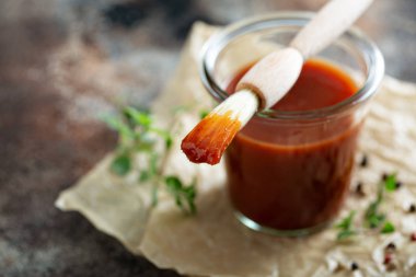 Kavanozda ev yapımı barbekü sosu.