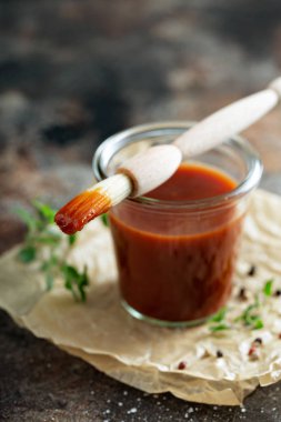Kavanozda ev yapımı barbekü sosu.