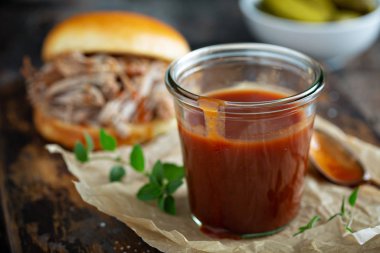 Kavanozda ev yapımı barbekü sosu.