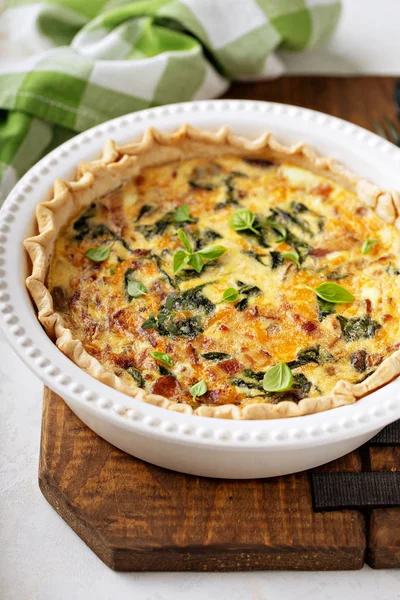 Quiche fatte in casa con pancetta e spinaci — Foto Stock