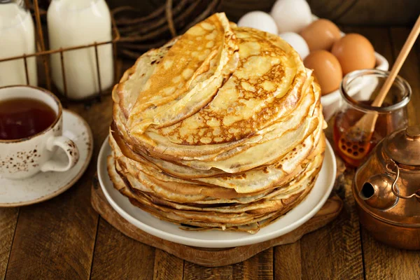 Stack of thin russian pancakes or crepes — Stock Photo, Image