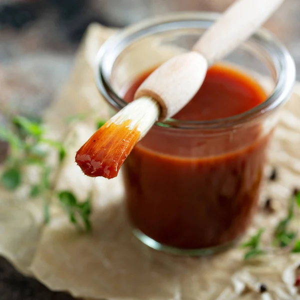 Zelfgemaakte barbecuesaus in een pot — Stockfoto