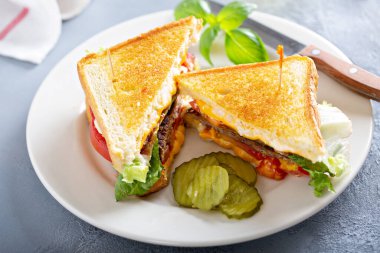 Çizburger ızgara peynirli sandviç.