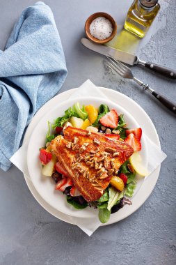 Taze ve canlı somonlu salata.