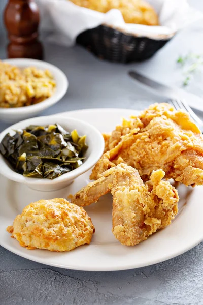 Zuidelijke gefrituurde kip met groente — Stockfoto