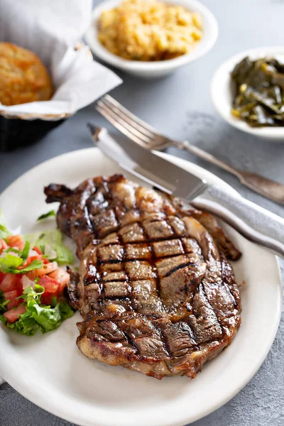 Steak grillé du sud avec côtés — Photo