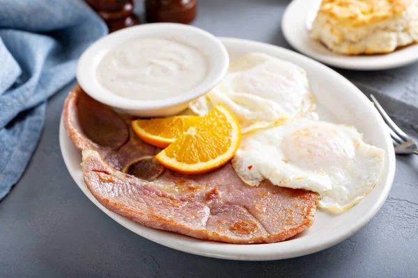 Ham en eieren ontbijt met koekjes — Stockfoto
