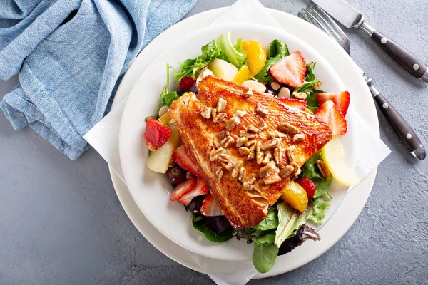 stock image Fresh and vibrant salad with salmon