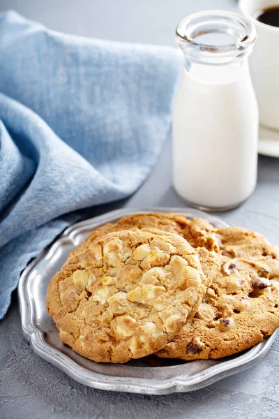 Varias galletas con leche — Foto de Stock