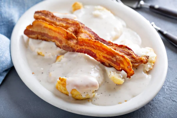 Biscoitos e molho com bacon no café da manhã — Fotografia de Stock