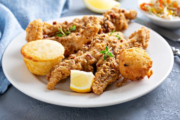 Pescado frito con pan de maíz — Foto de Stock