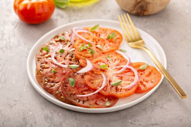 Taze domates carpaccio salatası.