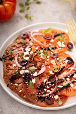 Taze domates carpaccio salatası.