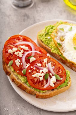 Yağda yumurta ve aile yadigarı domatesli avokado tostu.