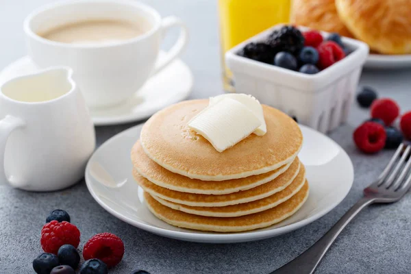 Pila de panqueques con mantequilla — Foto de Stock