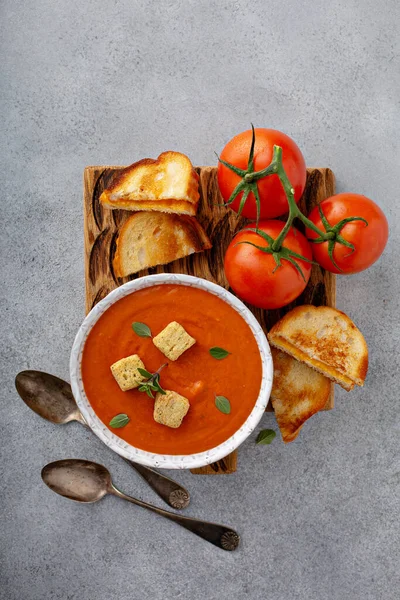 Creme de sopa de tomate com croutons e queijo grelhado — Fotografia de Stock