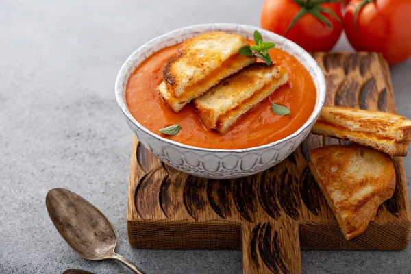 Crème van tomatensoep met gegrilde kaas — Stockfoto