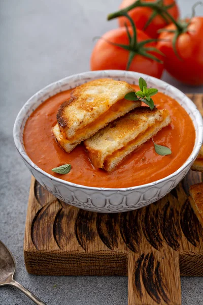 Crème van tomatensoep met gegrilde kaas — Stockfoto