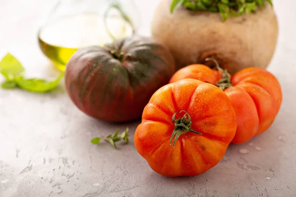 Ripe heirloom tomatoes — Stock Photo, Image