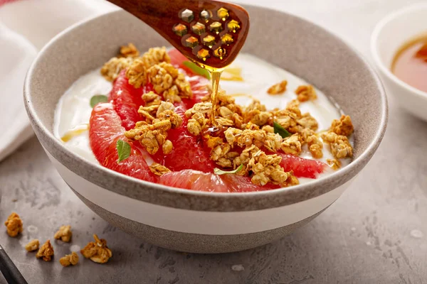 Yougurt bowl with grapefruit slices and granola — Stock Photo, Image