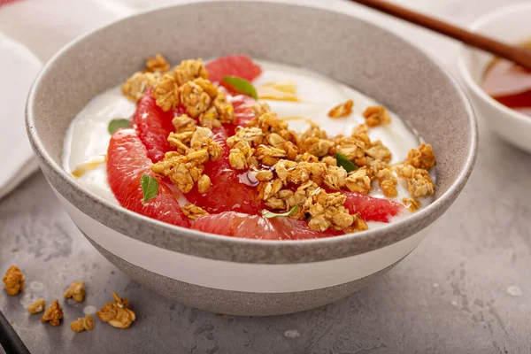 Yougurt bowl with grapefruit slices and granola — Stock Photo, Image