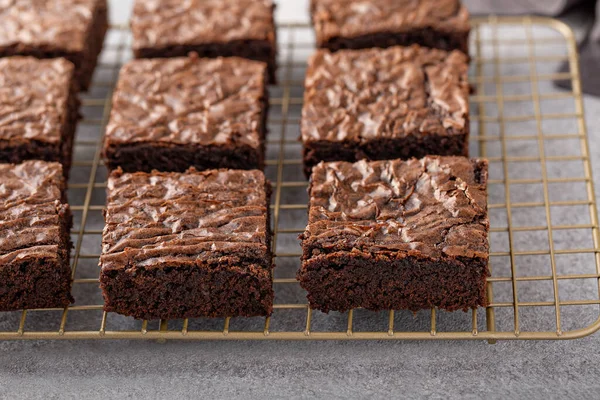 Házi készítésű habos brownie sütő állványon — Stock Fotó