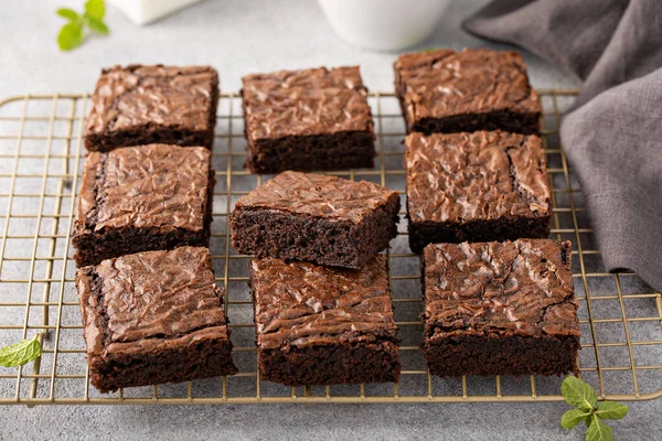 Brownies fudgy caseros en un estante para hornear — Foto de Stock