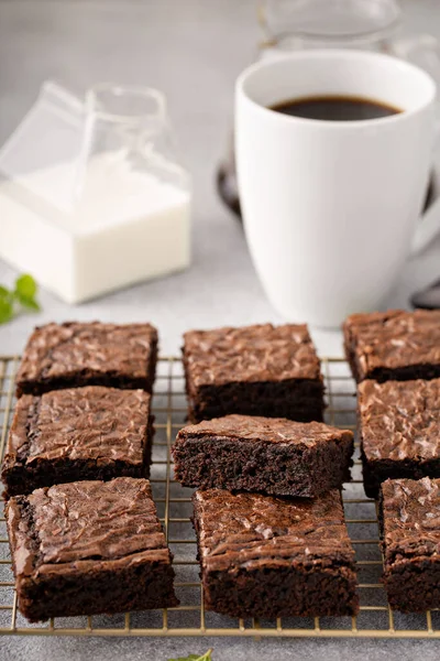 Házi készítésű habos brownie sütő állványon — Stock Fotó