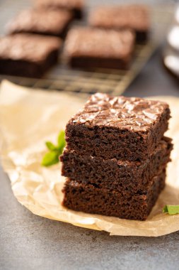 Bir yığın nemli çikolatalı kek.