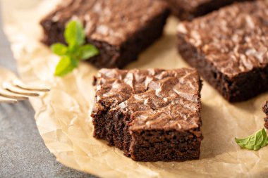 Parşömen kağıdında taze pişmiş browni.