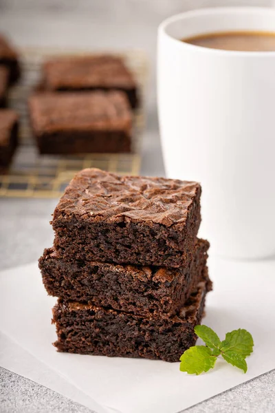 Pila de brownies húmedos fudgy — Foto de Stock