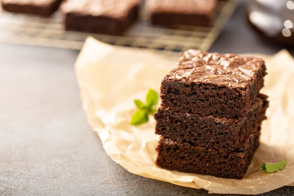 Egy halom nedves, habos brownie. — Stock Fotó