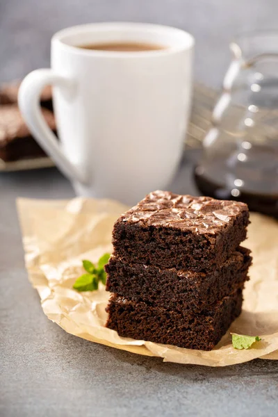 Pila de brownies húmedos fudgy — Foto de Stock