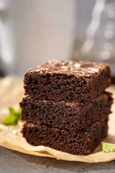 Pila de brownies húmedos fudgy — Foto de Stock