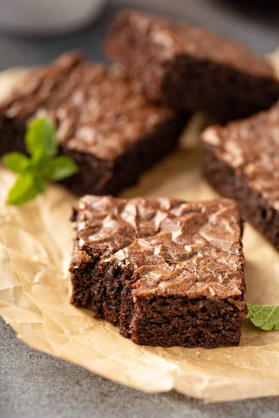 Brownies recién horneados en un papel pergamino — Foto de Stock