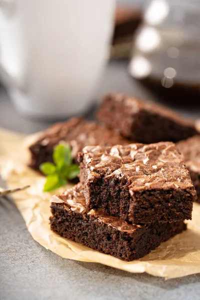 Brownies appena sfornati su carta da forno — Foto Stock