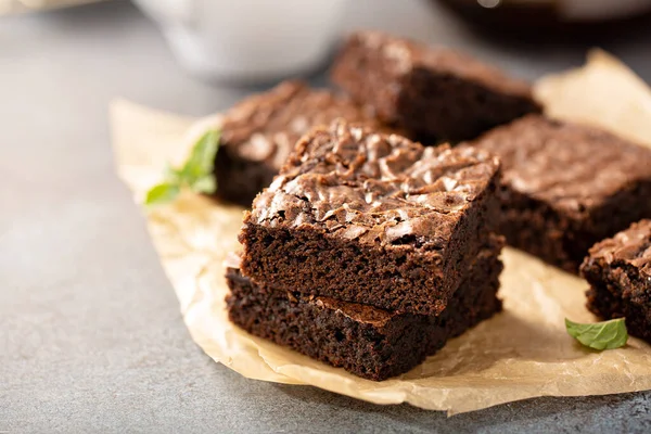 Brownies appena sfornati su carta da forno — Foto Stock