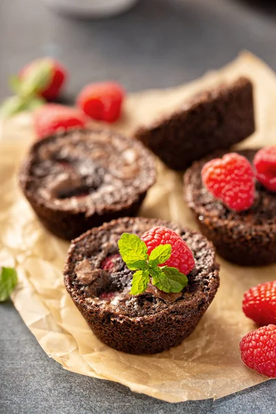 Zelfgemaakte brownie beten met frambozen — Stockfoto