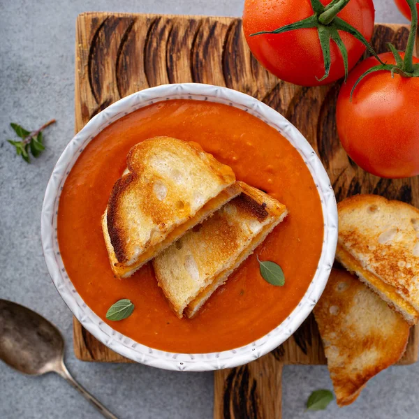 Creme de sopa de tomate com queijo grelhado — Fotografia de Stock